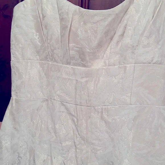 ML Monique Lhuillier Elegant Jacquard White Evening Gown